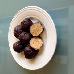 A picture of Chocolate PB Balls.