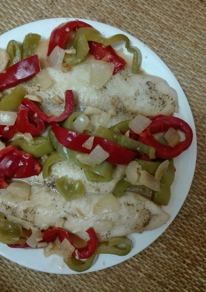 Una foto de Filetes de panga con pimientos