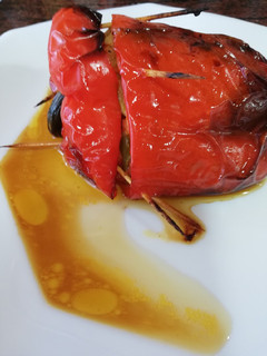 Una foto de Pimientos rojos, rellenos de verdura