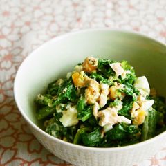 A picture of Broccolini and Egg Dressed in Tuna-Mayonnaise.