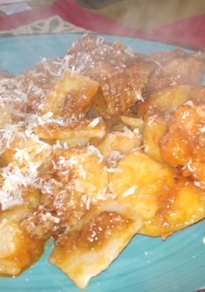 Una foto de Ravioles con salsa y estofado de carne