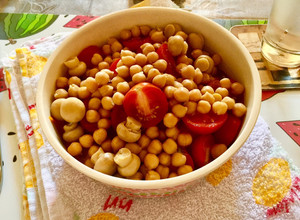 Una foto de Ensalada vegana de garbanzos 🥗