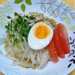 A picture of Light & Refreshing Chilled Chinese Noodles with a Salt-based Sauce.