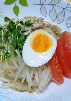A picture of Light & Refreshing Chilled Chinese Noodles with a Salt-based Sauce.