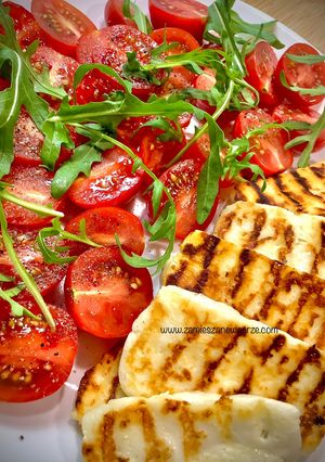 Zdjęcie przepisu Grillowany ser halloumi z pomidorkami.