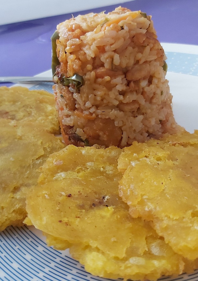 Una foto de Arroz con camarones y patacones