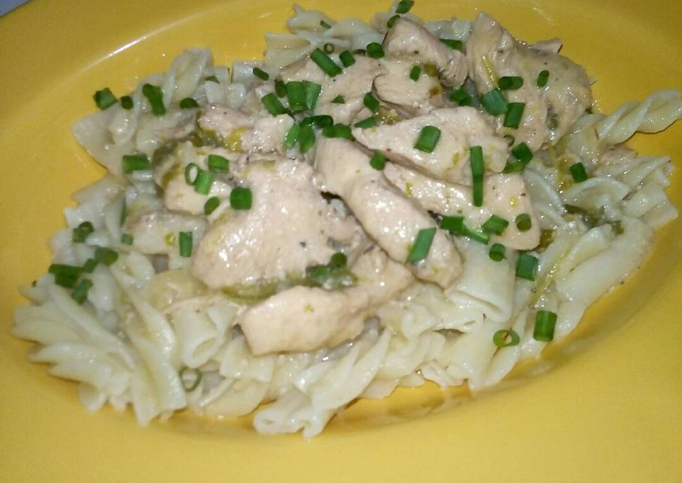 Pasta con Pollo en Salsa Blanca