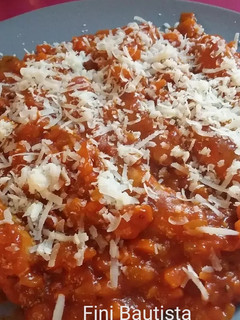 Una foto de Salchichas con salsa de tomate
