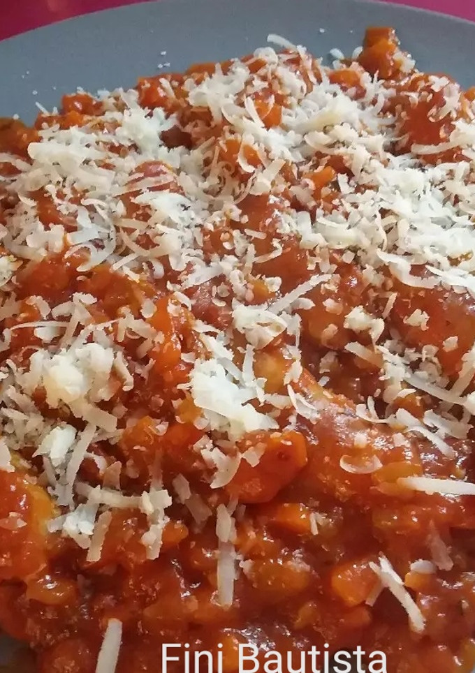 Una foto de Salchichas con salsa de tomate