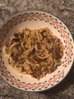 A picture of Udon with ground beef and mushroom.