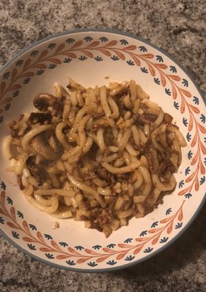 A picture of Udon with ground beef and mushroom.