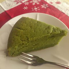 A picture of No Butter Matcha Cake with Tofu and Cream.