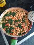Garbanzos con espinacas y tomate triturado