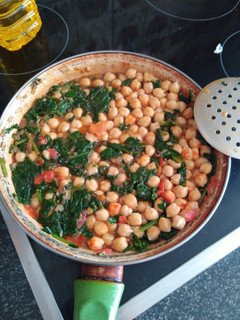 Una foto de Garbanzos con espinacas y tomate triturado