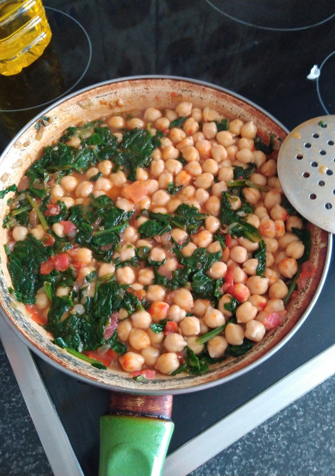 Una foto de Garbanzos con espinacas y tomate triturado