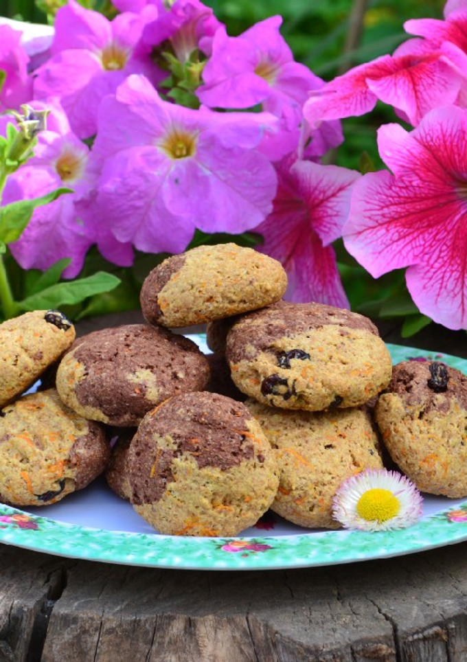 Una foto de Galletitas de zanahoria y pasas de uva con harina de algarroba💕