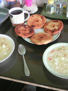 Una foto de Caldo de papas con arepas fritas