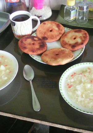 Una foto de Caldo de papas con arepas fritas
