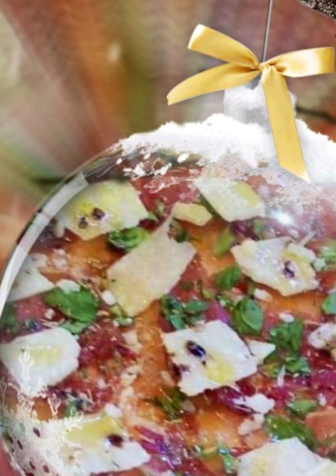 Una foto de Carpaccio de melón francés con crujiente de jamón ibérico y queso parmesans