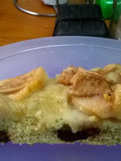 Una foto de Tarta fácil de pera con masa con chips de chocolate