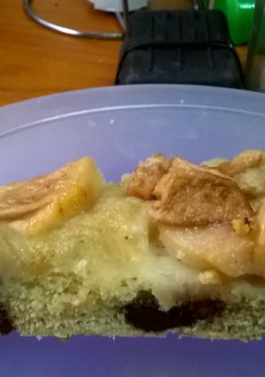 Una foto de Tarta fácil de pera con masa con chips de chocolate
