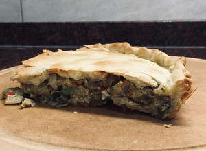 Una foto de Tarta de berenjenas, zucchini y morrón rojo 💜✨