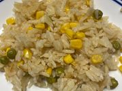 Una foto de arroz blanco con elote