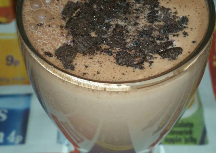 Steps to Make Perfect Oreo chocolate milkshake