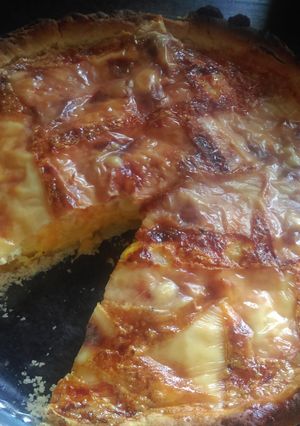 A picture of Mandys cheese tomato and onion quiche.