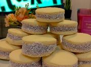 Una foto de tapas de alfajores