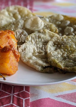 A picture of Koraishutir Kochuri (Bengali Peas Puri) with Aloo Dum.