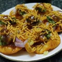 A picture of Sev puri/papdi chat.