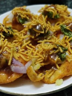 A picture of Sev puri/papdi chat.