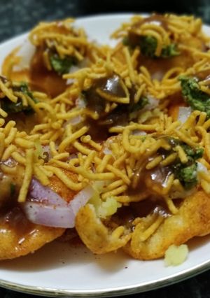 A picture of Sev puri/papdi chat.
