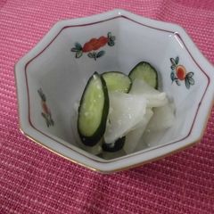 A picture of "Bettarazuke" with sweet sake.