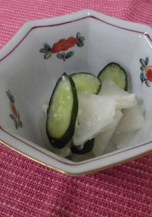A picture of "Bettarazuke" with sweet sake.