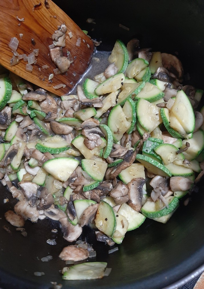Una foto de Guiso de calabacitas y champiñón