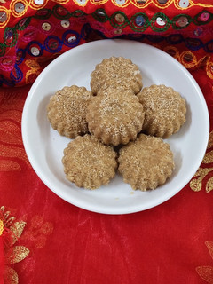 ચુરમાના ગોળવાળા લાડુ (Churma Jaggery Ladoo Recipe In Gujarati) રેસીપી મુખ્ય ફોટો