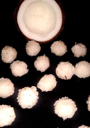 দুধ চিনির নারকেল নাড়ু (doodh chinir narkel naru recipe in Bengali) রেসিপির প্রধান ছবি