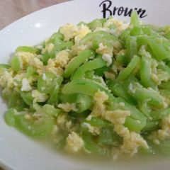 A picture of 丝瓜炒蛋 Stir-fried Luffa with Egg.
