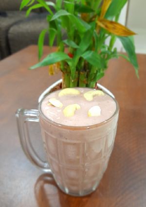 લીલા અંજીર કાજુ જ્યુસ(Fig and kaju Juice In Gujarati) રેસીપી મુખ્ય ફોટો