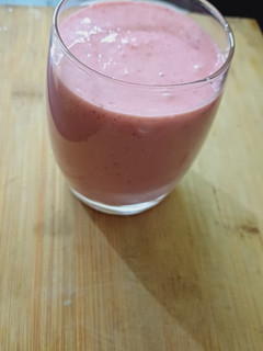 A picture of Strawberry banana smoothie.
