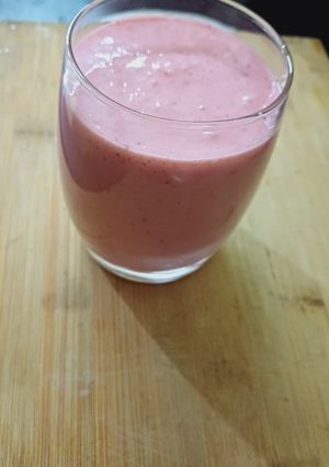 A picture of Strawberry banana smoothie.
