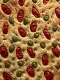 Focaccia con pomodorini e olive
