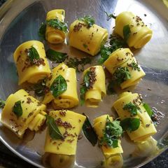 A picture of Khandvi.