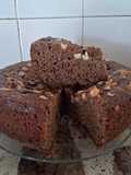 Torta de cocoa y yogur con canela, frutos secos