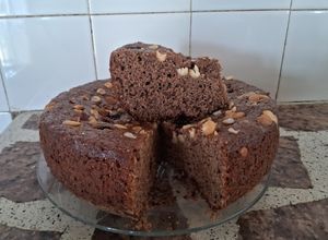 Una foto de Torta de cocoa y yogur con canela, frutos secos