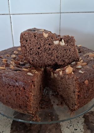 Una foto de Torta de cocoa y yogur con canela, frutos secos