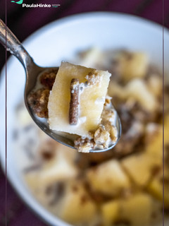 Una foto de Desayuno saludable de cereales con manzana, coco y canela 🥣