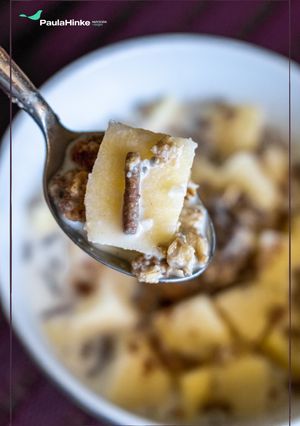 Una foto de Desayuno saludable de cereales con manzana, coco y canela 🥣